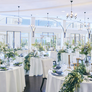 テーブルクロスや装花で雰囲気が一変する会場コーディネート|アンジェローブ・ジェルネの写真(35296042)