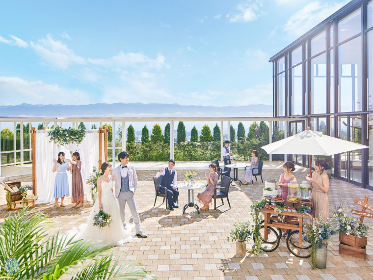 挙式後セレモニーやパーティ中の演出でも自由に使えるガーデン