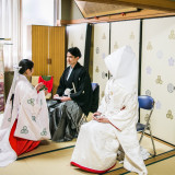 控室にて。お式前の緊張の面持ち