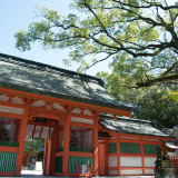 厳かな佇まいの緑に囲まれた神門がおふたりを迎えます