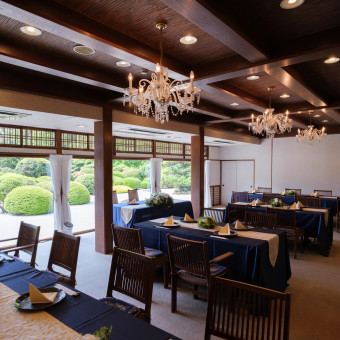 最大42名様までの1Fレストラン。日本庭園を一望、解放感溢れるプライベート空間。