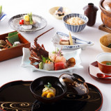 常に季節を感じさせる茶寮一松の料理。披露宴当日は至高のお料理と共に、ゲストの皆さまと至福のひと時をお過ごしください。