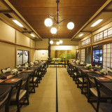 大広間は70名様までご案内可能。和の演出も取り入れて賑やかに。