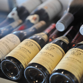フランス各地のワイナリーで造手と対話を重ねながら、造手の想いが込められたワインを直輸入。
