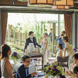 緑に囲まれた明るい会場でゲストもリラックスできる