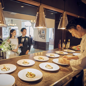 オープンキッチンから運ばれる出来立ての料理をゲストへ|フォーチュンガーデン京都（FORTUNE GARDEN KYOTO）の写真(45036989)