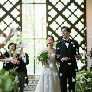 大切なゲストからフラワーシャワーで祝福を|フォーチュンガーデン京都（FORTUNE GARDEN KYOTO）の写真(56697415)