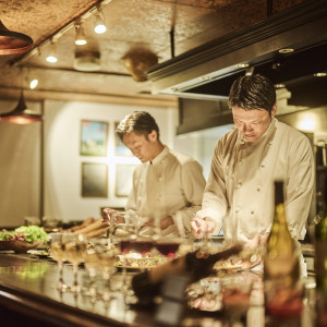 オープンキッチンから運ばれる出来たてのお料理|フォーチュンガーデン京都（FORTUNE GARDEN KYOTO）の写真(45324786)