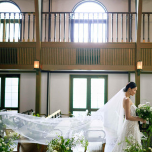 ウェディングドレスを引き立たせるバージンロード|フォーチュンガーデン京都（FORTUNE GARDEN KYOTO）の写真(56696965)