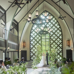 正面の大きな窓からは明るい光が降り注ぎます|フォーチュンガーデン京都（FORTUNE GARDEN KYOTO）の写真(56695223)