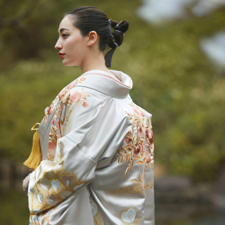 美しい日本の伝統に敬意をはらい古典の柄行にこだわった着物。