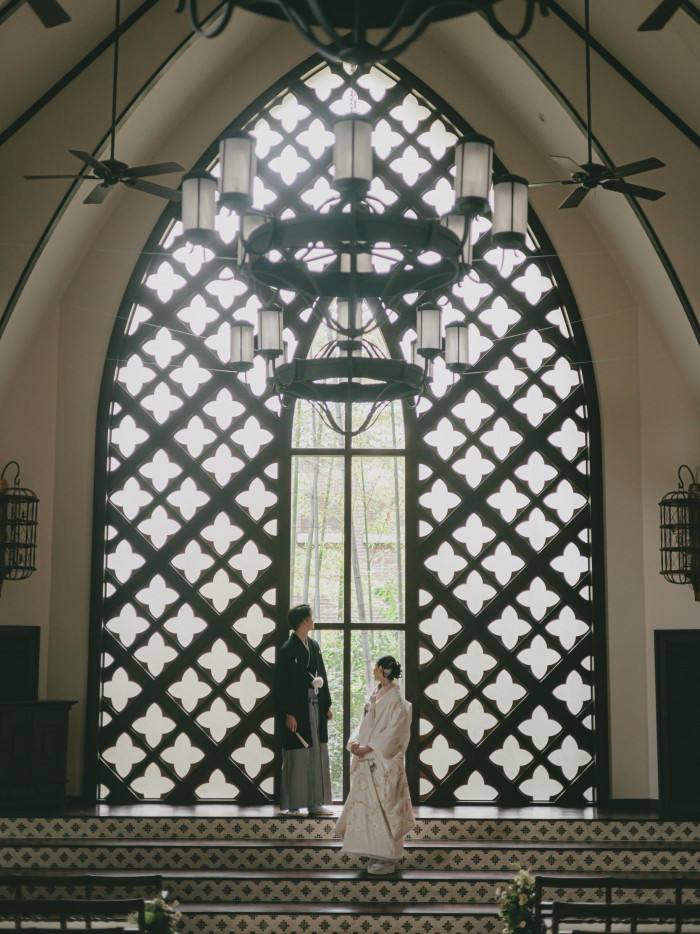 木の温かみと自然光の中でで和装人前式も叶う。大切なゲストに見守られながら、永遠の誓いを。