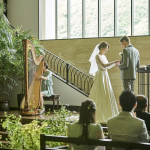 優しいハープの音色と迫力のある聖歌隊の歌声で指輪の交換を。|太宰府迎賓館の写真(1881520)