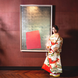 世界的にも有名な篠田桃紅によるアートの前で。