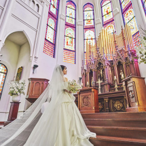 7色の光が心地よい空間で、子供の頃に夢見た1日が叶う。|ノートルダム北九州/FIVESTAR WEDDINGの写真(54398910)