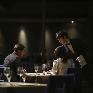 新郎新婦に代わってゲストをおもてなしするサービススタッフ|ノートルダム北九州/FIVESTAR WEDDINGの写真(19658954)