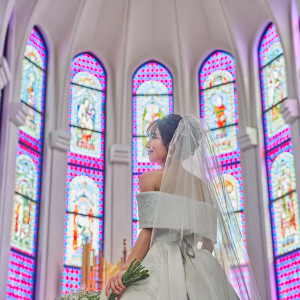 7色の光がベールを下ろした神聖な姿を引き立てます|ノートルダム北九州/FIVESTAR WEDDINGの写真(32944651)