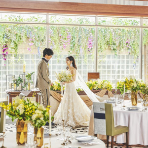 街中を忘れさせてくれる光溢れる開放的な世界。シンプルで上品な空間は大人花嫁に好評。|ノートルダム北九州/FIVESTAR WEDDINGの写真(54216039)