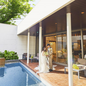 澄み渡るプールのブルーと、純白のドレスのコントラストがお洒落|ノートルダム北九州/FIVESTAR WEDDINGの写真(54399085)