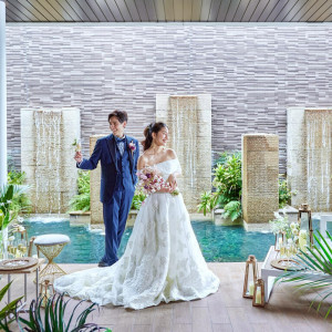 会場内の大きな窓からは沢山の光と心地よい波音が。天候に左右されることなく開放感あるリゾートウェディングを感じていただけます。|ノートルダム北九州/FIVESTAR WEDDINGの写真(54398663)