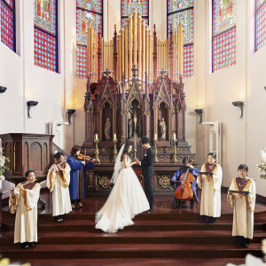 ヨーロッパの職人がハンドメイドで制作した、140年前から輝き続けるステンドグラスに彩られた挙式。|Notre Dame KITAKYUSHU（ノートルダム北九州）の写真(22627449)