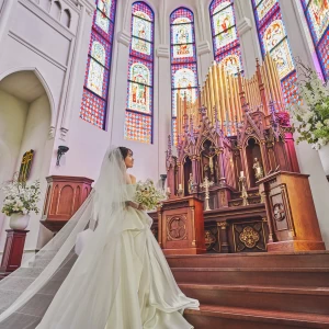 150年前にヨーロッパの職人がハンドメイドで作製したアンティークのステンドグラスと祭壇|ノートルダム北九州/FIVESTAR WEDDINGの写真(32944653)