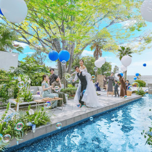 ウォーターテラスが囲む会場。まるで海外リゾートウェディングのような開放的なデザイン。|ノートルダム北九州/FIVESTAR WEDDINGの写真(54397883)