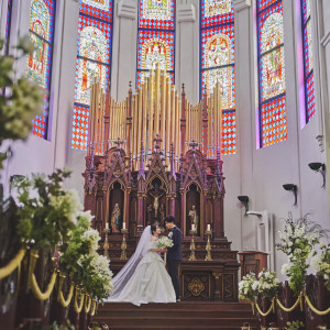 7色の光が美しいチャペル。大切なゲストに見守られ、これから始まるふたりの人生を誓います。|ノートルダム北九州/FIVESTAR WEDDINGの写真(54399698)