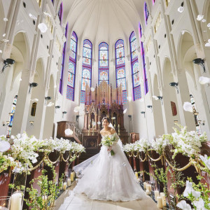 7色の光と本物の緑、響き渡る水音。笑顔いっぱいのセレモニーに。|ノートルダム北九州/FIVESTAR WEDDINGの写真(54398301)