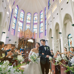 大切なゲストからの笑顔と祝福のフラワーシャワーを浴びて、笑顔溢れるアフターセレモニーの演出。|ノートルダム北九州/FIVESTAR WEDDINGの写真(54398695)