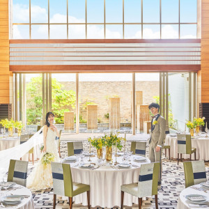 四季折々の景色を堪能できる披露宴会場。大きな窓から陽光が差し込む明るくアットホームな1日が叶う。ここでしか叶わない唯一無二のウェディングを|ノートルダム北九州/FIVESTAR WEDDINGの写真(54398407)