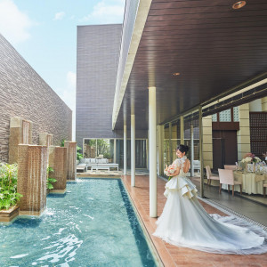 流れる波音をBGMに、ゆったりとした時間が流れる非日常の空間「ヴィラ2nd」大きな窓を開放して貸切テラスに出ることもでき、様々なえしゅつに使うのも人気|ノートルダム北九州/FIVESTAR WEDDINGの写真(54215904)