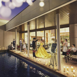 キャンドルを並べると昼間とは異なる、幻想的な雰囲気に一変します。幻想的なロケーションがゲストにも人気|ノートルダム北九州/FIVESTAR WEDDINGの写真(54398571)