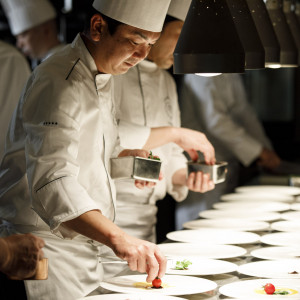 匠の業をこらした料理の数々に、思わず笑顔がこぼれる|ノートルダム北九州/FIVESTAR WEDDINGの写真(19658838)