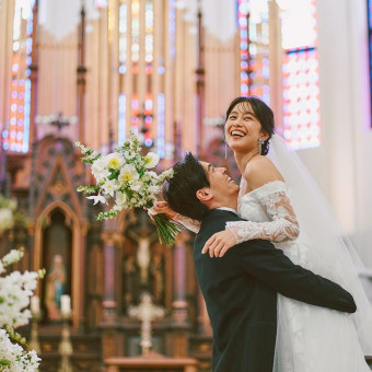 ステンドグラスや祭壇など一つ一つの品にこだわり抜いた大聖堂