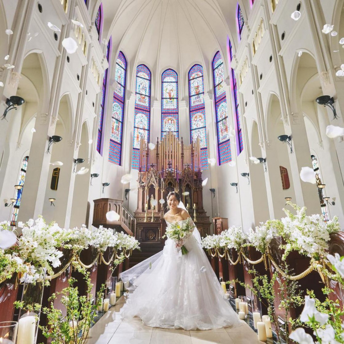 7色の光と本物の緑、響き渡る水音。笑顔いっぱいのセレモニーに。