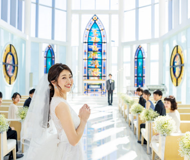 優しい光とステンドグラスの輝きに包まれ、家族の絆を結ぶ温かなセレモニーが叶います。