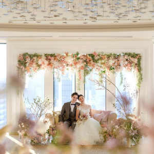 新郎新婦の席をソファタイプにもできる。「ナチュラル」「上品」「可愛く」など希望を教えてくださいね|ヴェルミヨンバーグ名古屋 ●BRASSグループの写真(27227942)