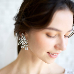 イヤリングやネックレス、ヘアアクセサリーもすべてコーディネーターが自らセレクト。|ヴェルミヨンバーグ名古屋 ●BRASSグループの写真(44423012)
