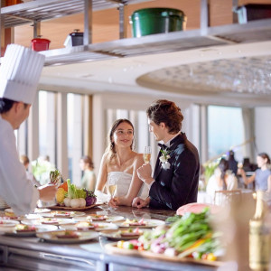 フルオープンキッチンからの香りや音が食欲をそそる|ヴェルミヨンバーグ名古屋 ●BRASSグループの写真(27227211)