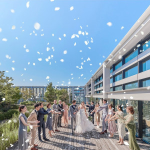 屋上ガーデンにて青空のもとアフターセレモニーを|ヴェルミヨンバーグ名古屋 ●BRASSグループの写真(27228692)