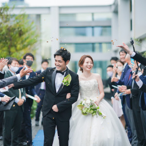 《実例》セレモニーのあと、フラワーシャワーで祝福を感じよう！|ヴェルミヨンバーグ名古屋 ●BRASSグループの写真(14775322)