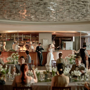 会場すぐ隣のフルオープンキッチンから、出来立てのお料理をゲストへ|ヴェルミヨンバーグ名古屋 ●BRASSグループの写真(27227108)