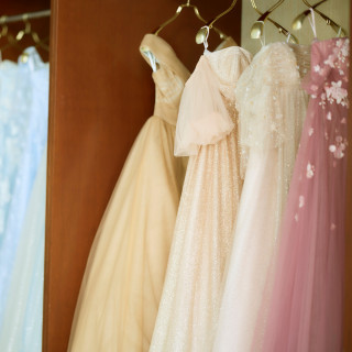 ウェディングドレスだけではなく、カラードレスも幅広いラインナップをご用意しています。