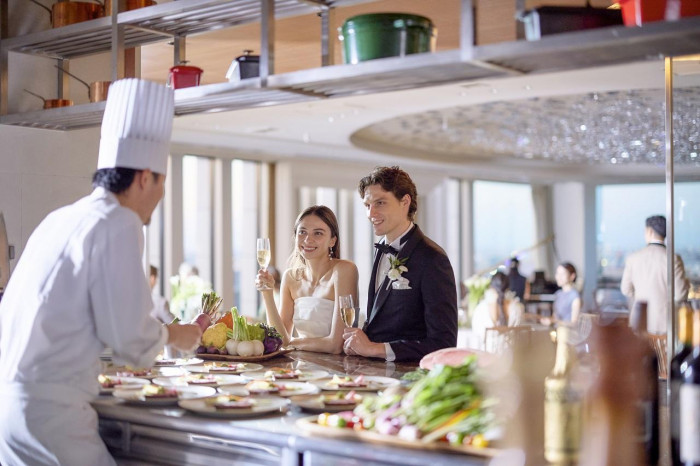 オープンキッチンから出来立てのお料理をお届け