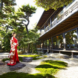 四季薫る庭園に艶やかな和装の調和はまるで絵画のよう