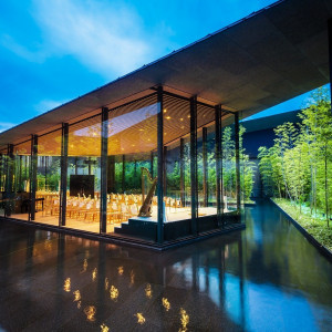 まるで美術館の様な『ジ・アーク』は他とは違う美しい雰囲気を感じられるチャペル。3面ガラス張りの自然に囲まれた空間での挙式は、記憶に残る一日に。|ザ・メイビア宮崎(THE MEIBIA MIYAZAKI)(旧:ガーデンテラス宮崎 )の写真(1455059)