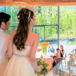 ザ・ノース会場にはガラスの階段を設置。ドレスを隠すことなく入場でき、演出の幅を広げられる。これまでのホテルウェディングとは一味違う内容に。|ザ・メイビア宮崎(THE MEIBIA MIYAZAKI)(旧:ガーデンテラス宮崎 )の写真(17410577)