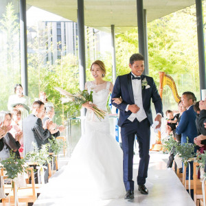 温かな光溢れる空間で、大切なゲストに囲まれての退場シーン。皆様とお過ごしいただく時間は特別な時間。|ザ・メイビア宮崎(THE MEIBIA MIYAZAKI)(旧:ガーデンテラス宮崎 )の写真(56541680)