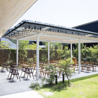 自然を感じながら、身近な方々との挙式。生演奏でカジュアルな雰囲気が味わえる。